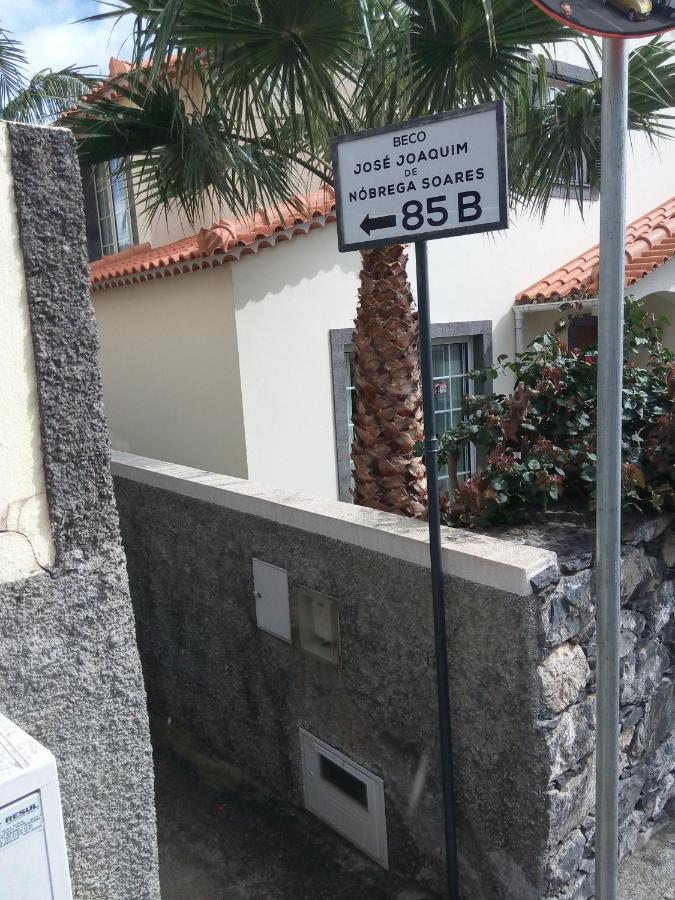 Cottage house Caniço Екстериор снимка