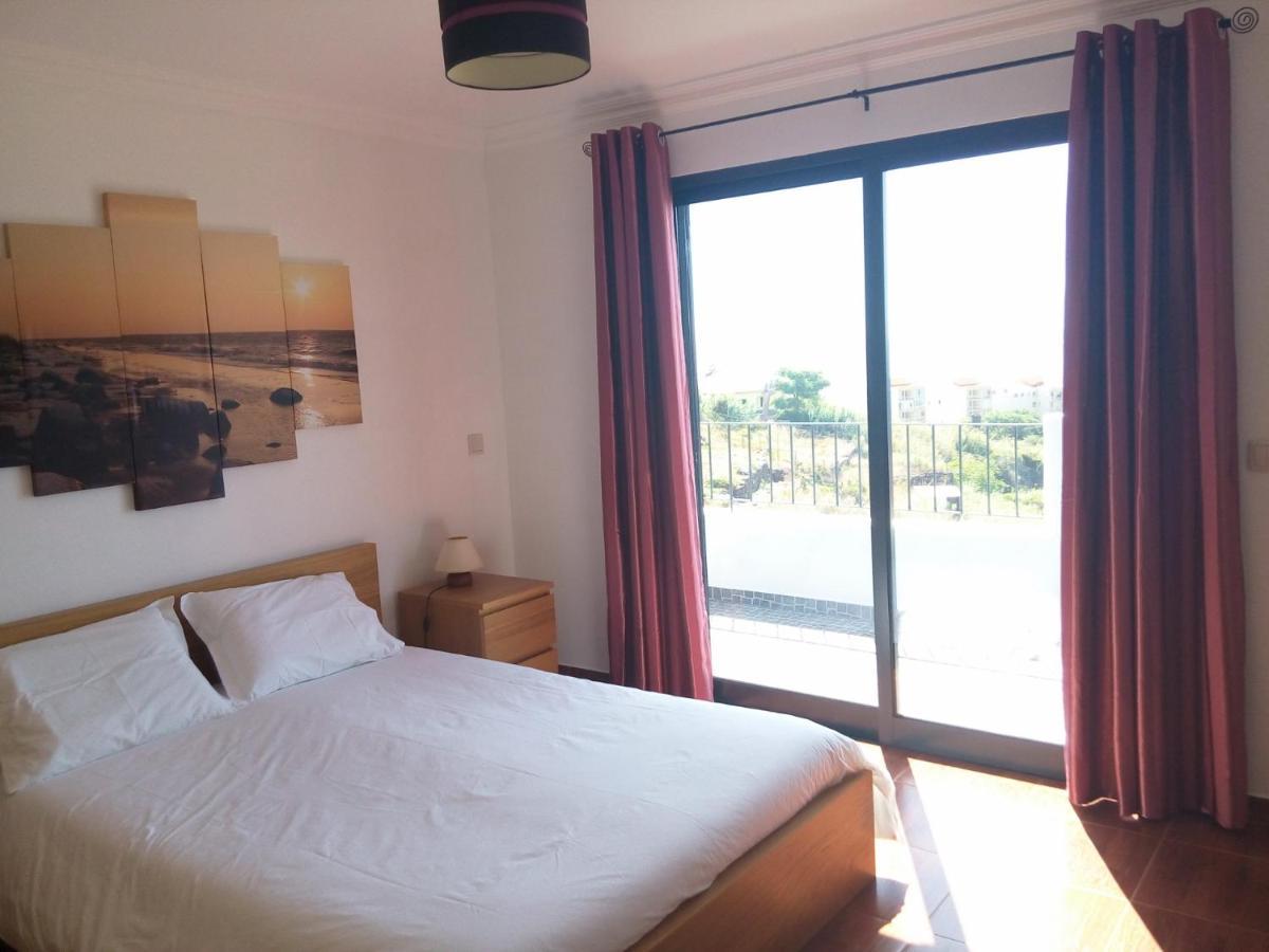 Cottage house Caniço Екстериор снимка