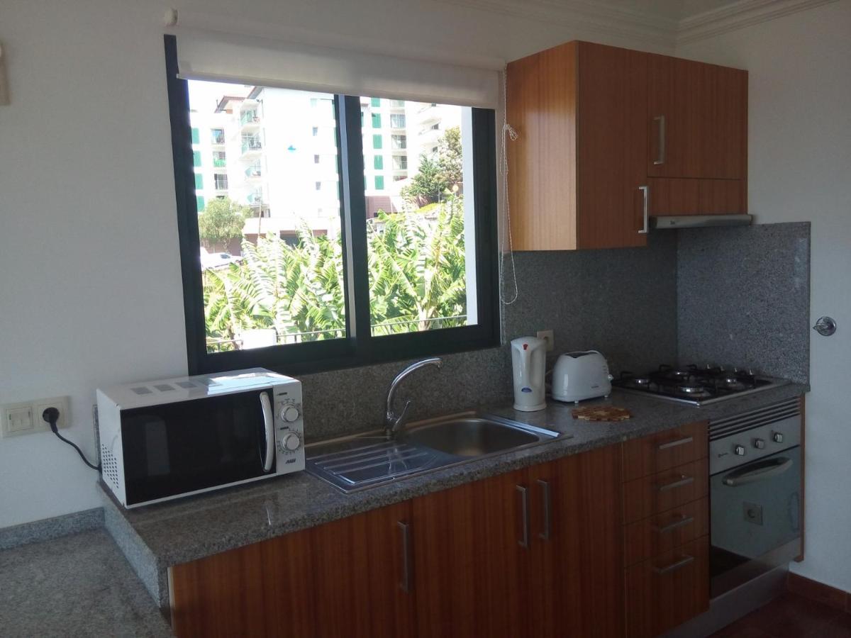 Cottage house Caniço Екстериор снимка